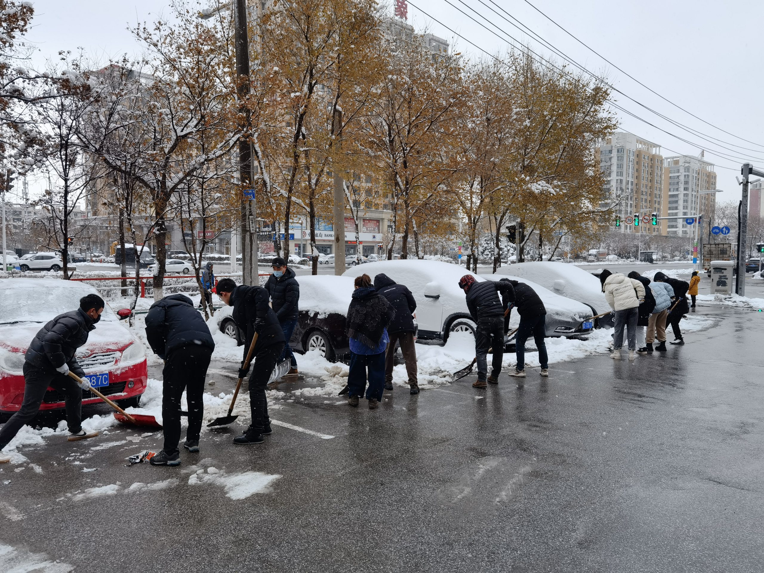 国咨集团积极响应社区除雪号召